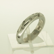 Sortija plata y circonitas